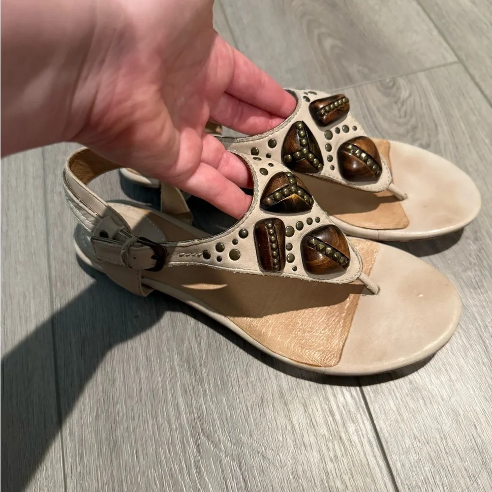 Frye Laurel Ornament Beige Sandals with Beaded Detail Size 8 - Picture 4 of 8